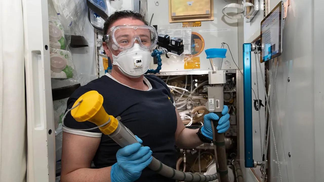bañandose en universo - Cómo hace del baño un astronauta