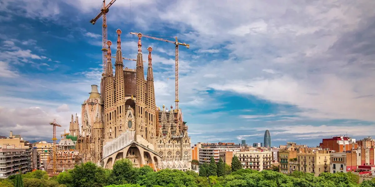 edificio de gaudí en el universo alternativo de fringe - Dónde se inspiro Gaudí para la Sagrada Familia