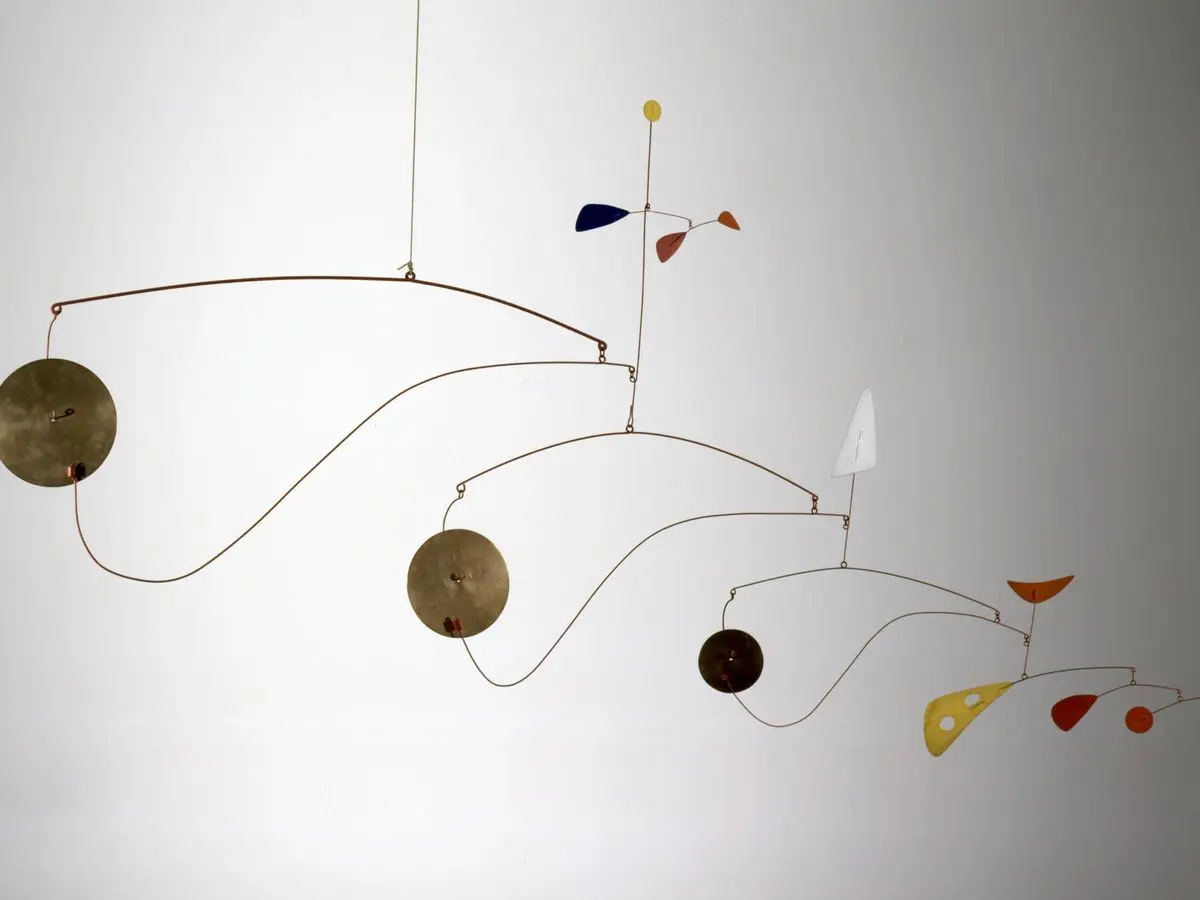 alexander calder universo planetas constelaciones - Qué colores utiliza Alexander Calder