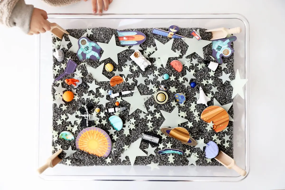 caja sensorial el universo guardería - Que meter en una caja sensorial para niños