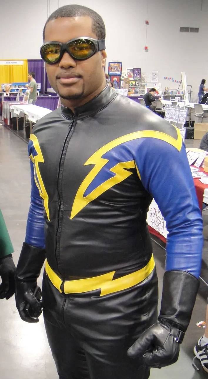 black lightning en el universo arrwflash - Qué poderes tiene Black Lightning